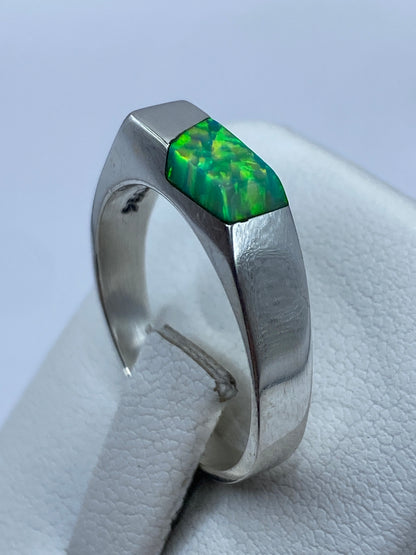 Detalle del engaste a mano del ópalo en plata pura .950