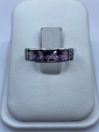 Anillo de plata minimalista con circonia facetada, vista frontal en estuche blanco
