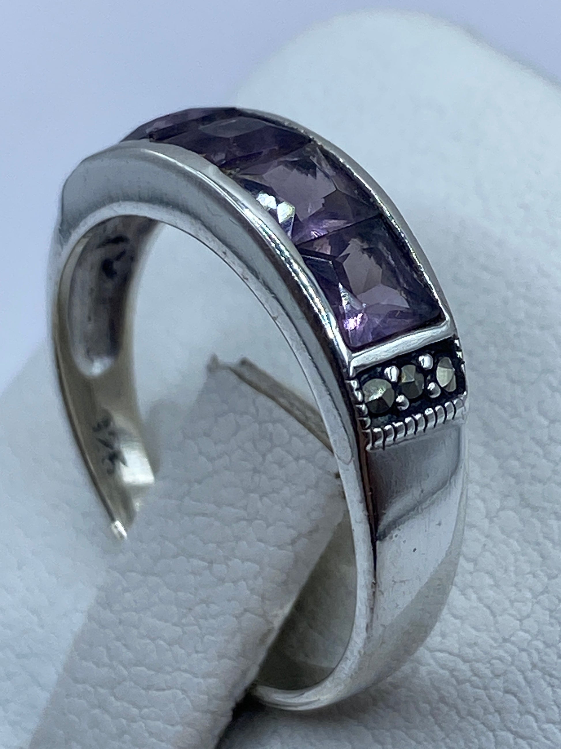 Anillo minimalista en plata en la mano, mostrando cómo brilla la circonia
