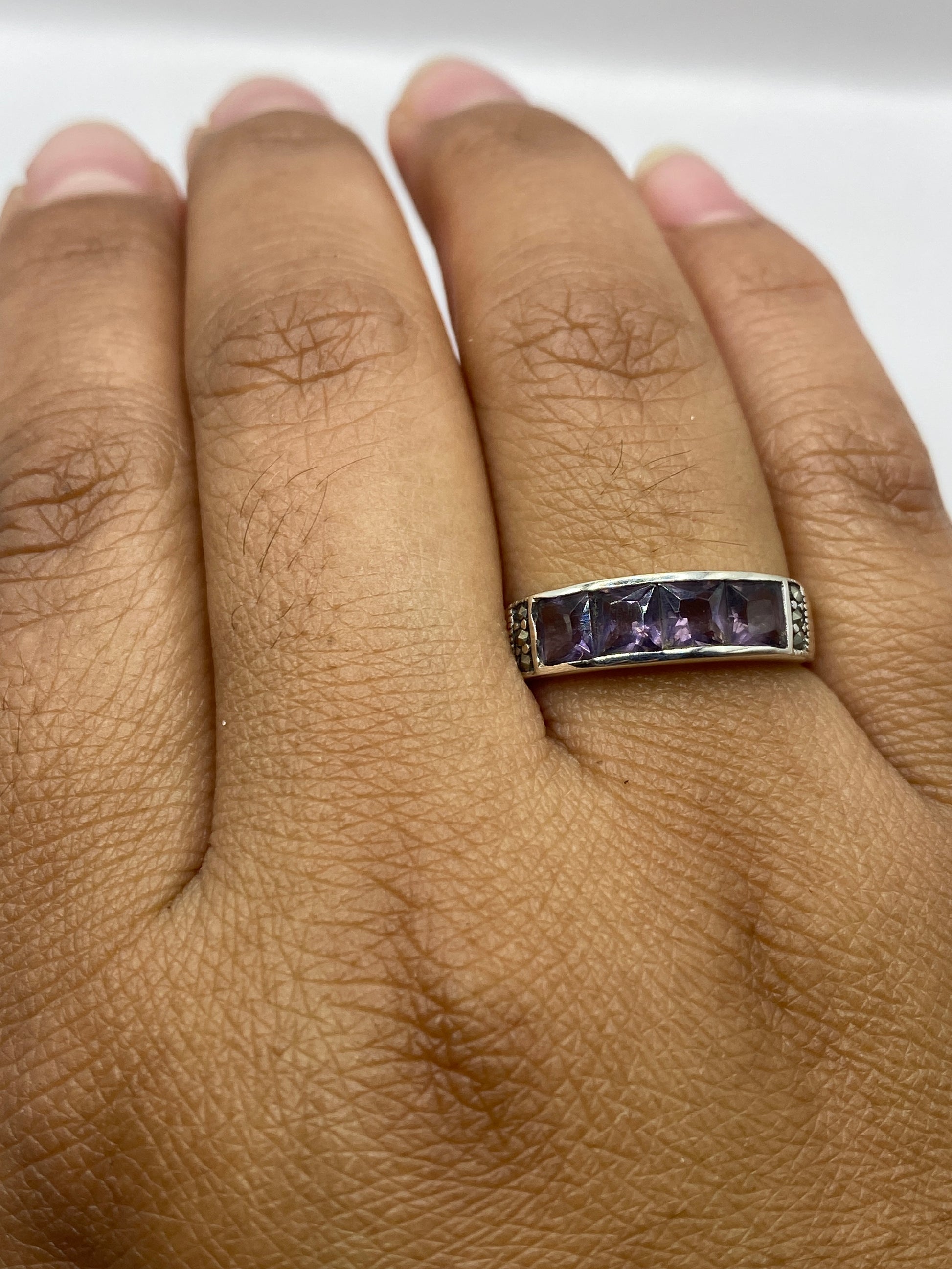 Anillo de plata con circonia sobre fondo blanco, vista de perfil con hallmark 925