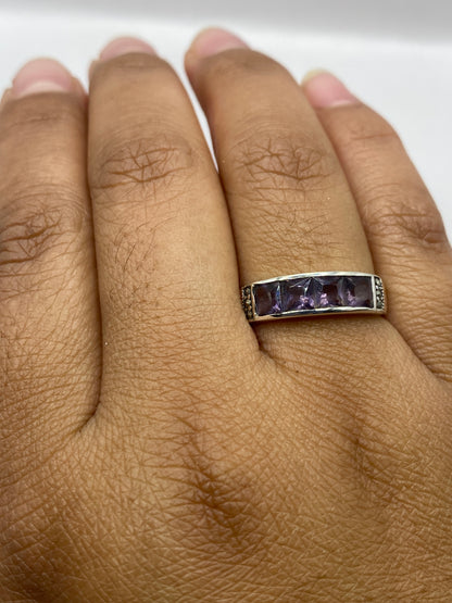 Anillo de plata con circonia sobre fondo blanco, vista de perfil con hallmark 925