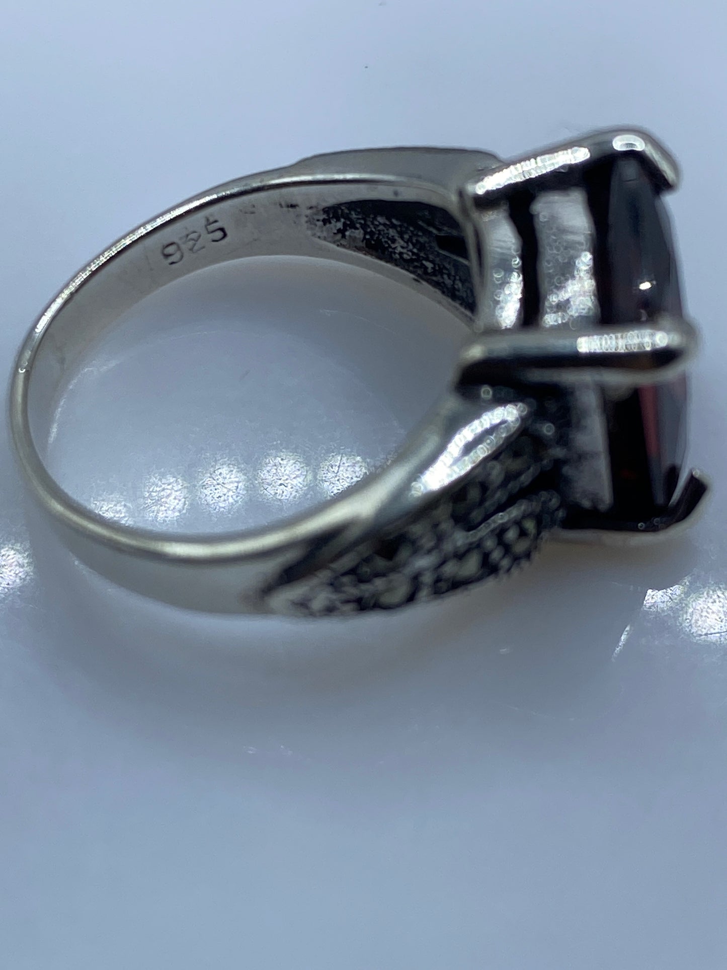 Anillo de Plata Circonia Roja Talla Esmeralda — Solitario Texturizado — foto 5