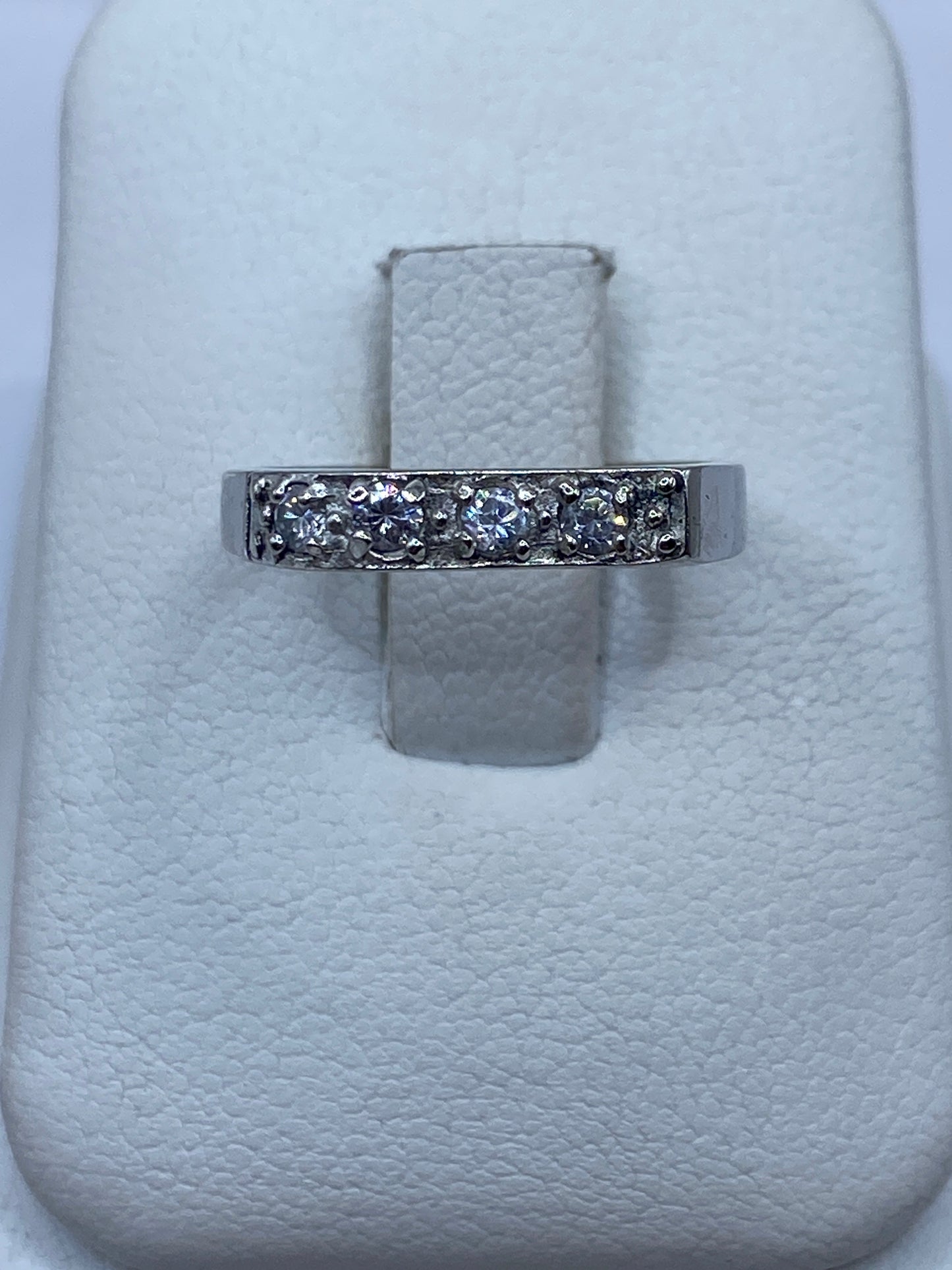 Anillo solitario de plata con circonia blanca brillante en dedo de mujer
