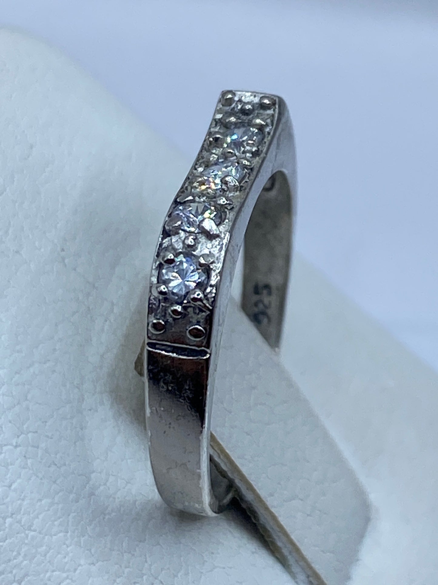 Detalle lateral del anillo solitario mostrando el engaste de circonia en plata pura