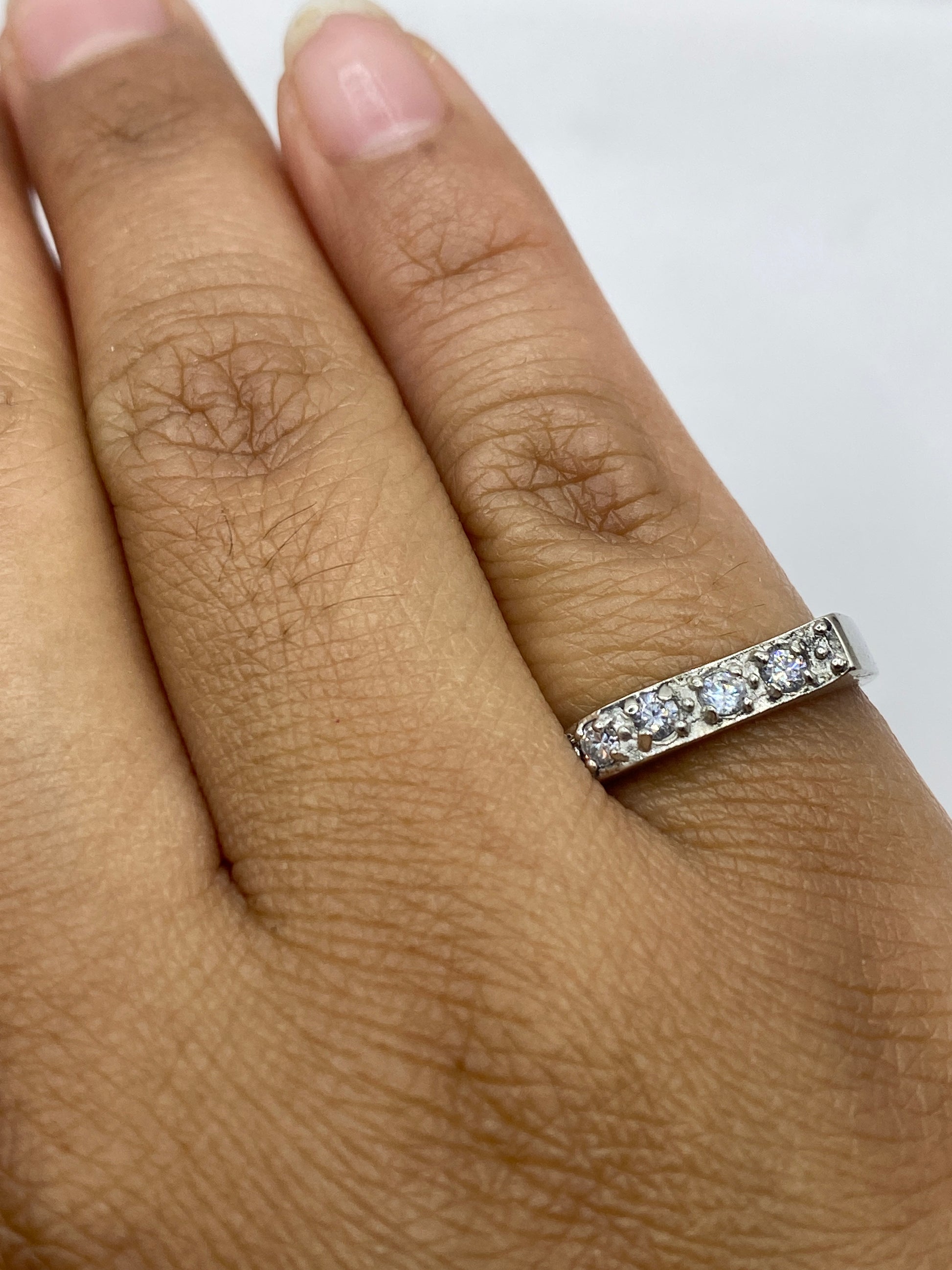 Anillo sobre fondo blanco con sello 925 MEXICO visible en la banda interior