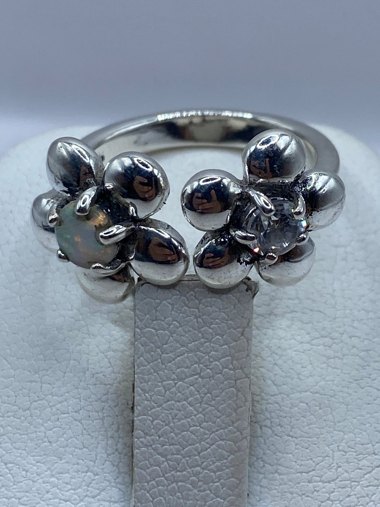 Detalle lateral del anillo ajustable en plata .925 con sello hallmark