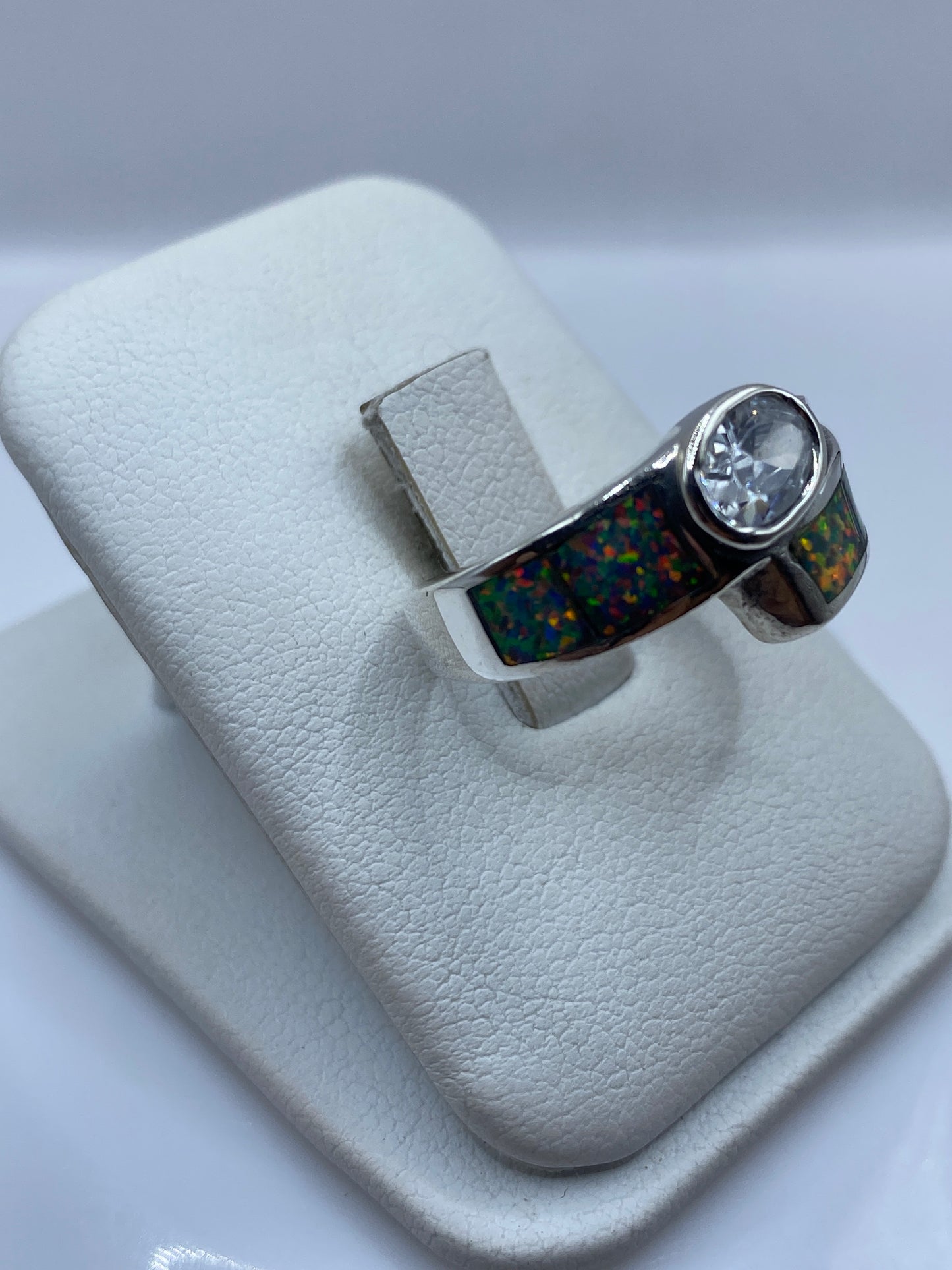 Diseño asimétrico del anillo en plata .925 con ópalo natural engastado