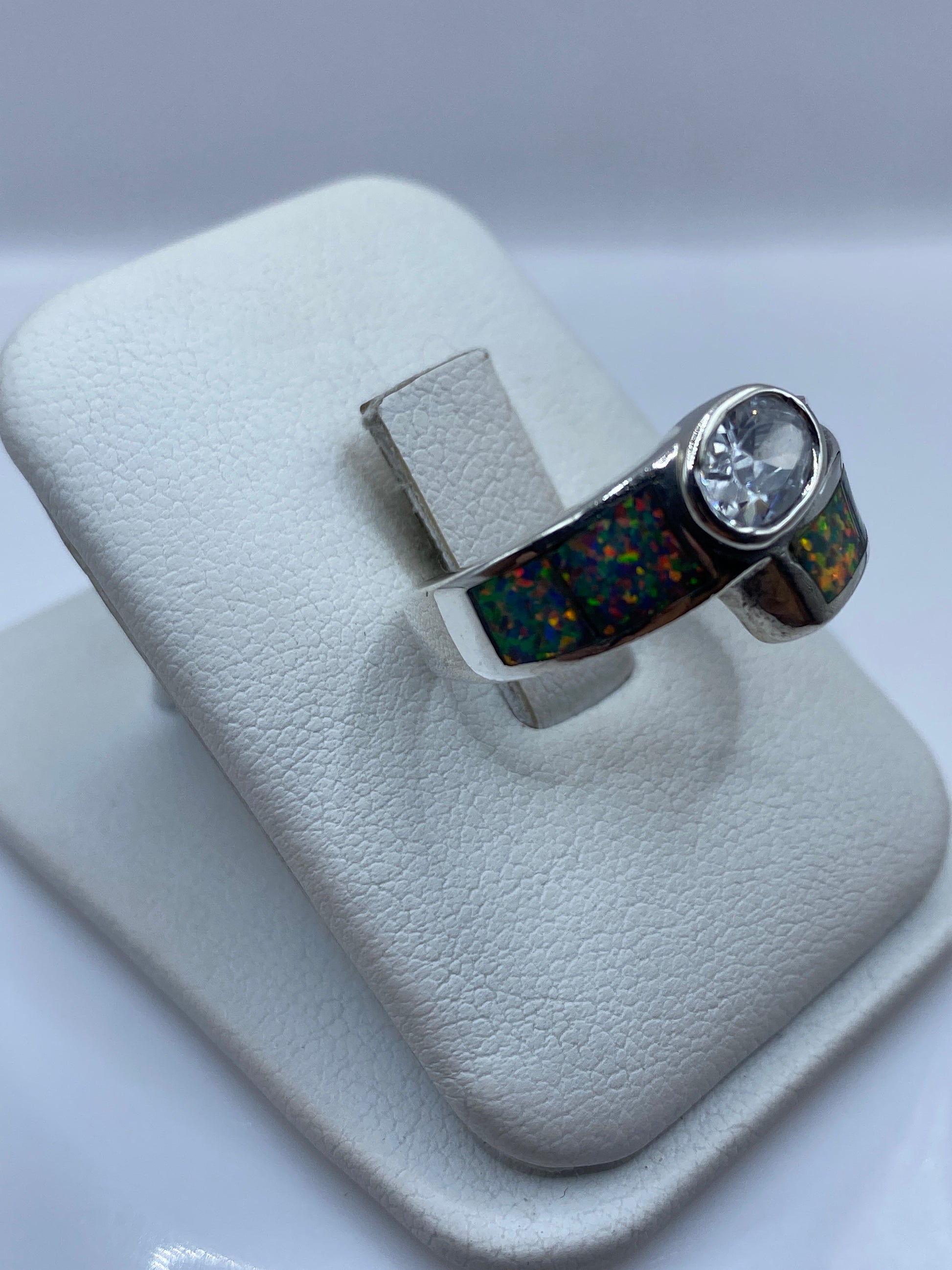 Diseño asimétrico del anillo en plata .925 con ópalo natural engastado