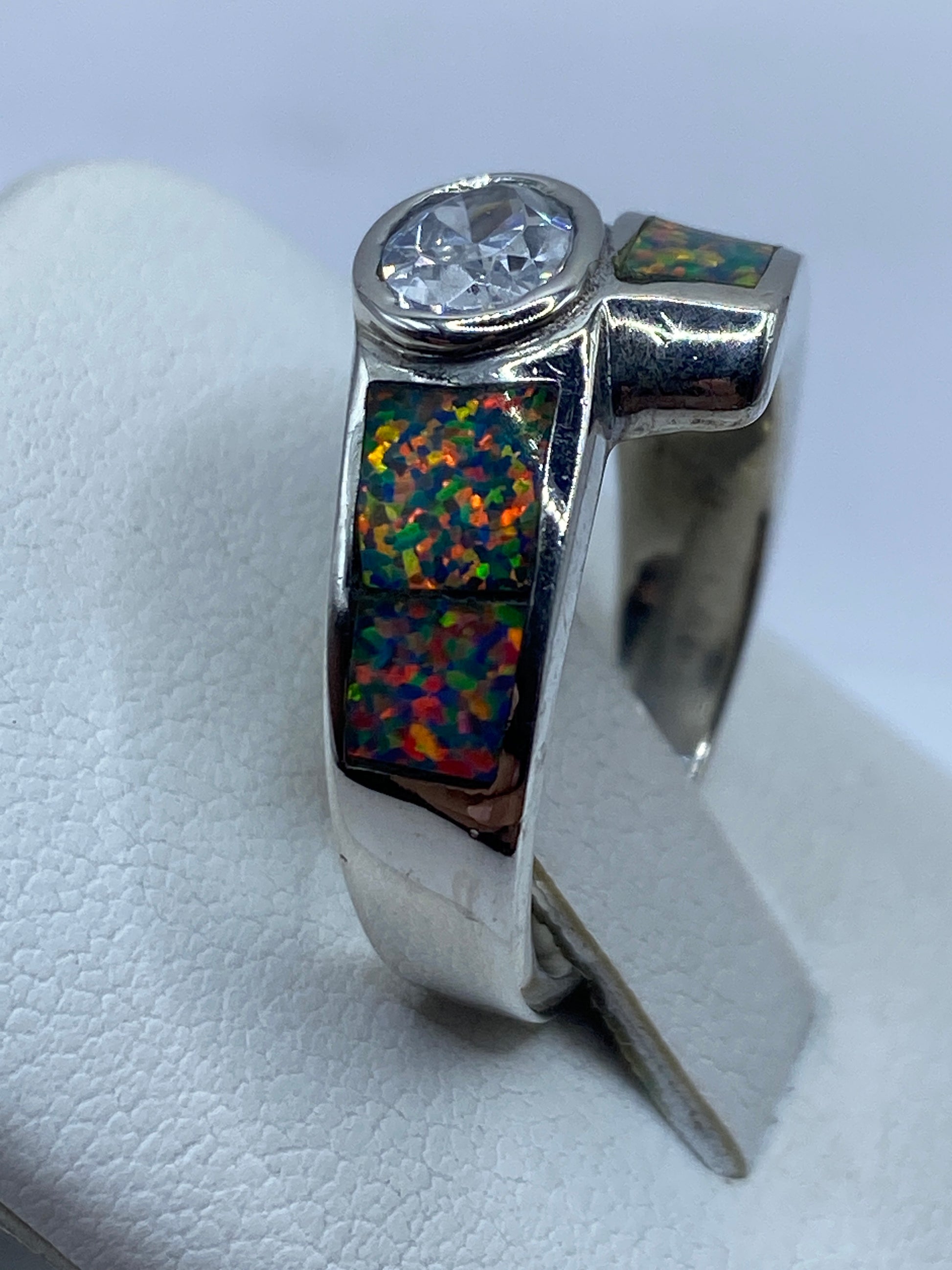 Anillo de ópalo de fuego en la mano mostrando los tonos únicos de la piedra