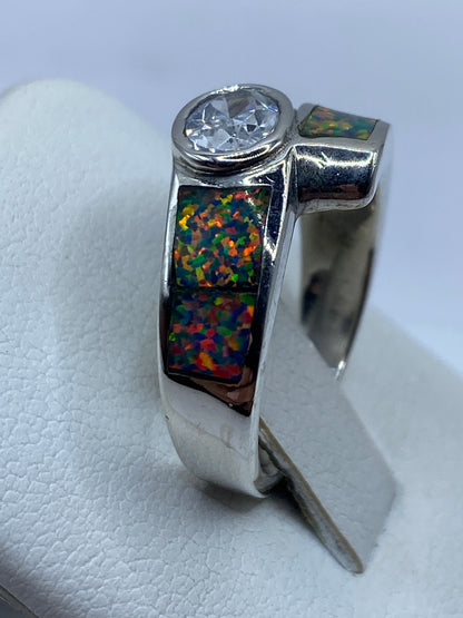 Anillo de ópalo de fuego en la mano mostrando los tonos únicos de la piedra
