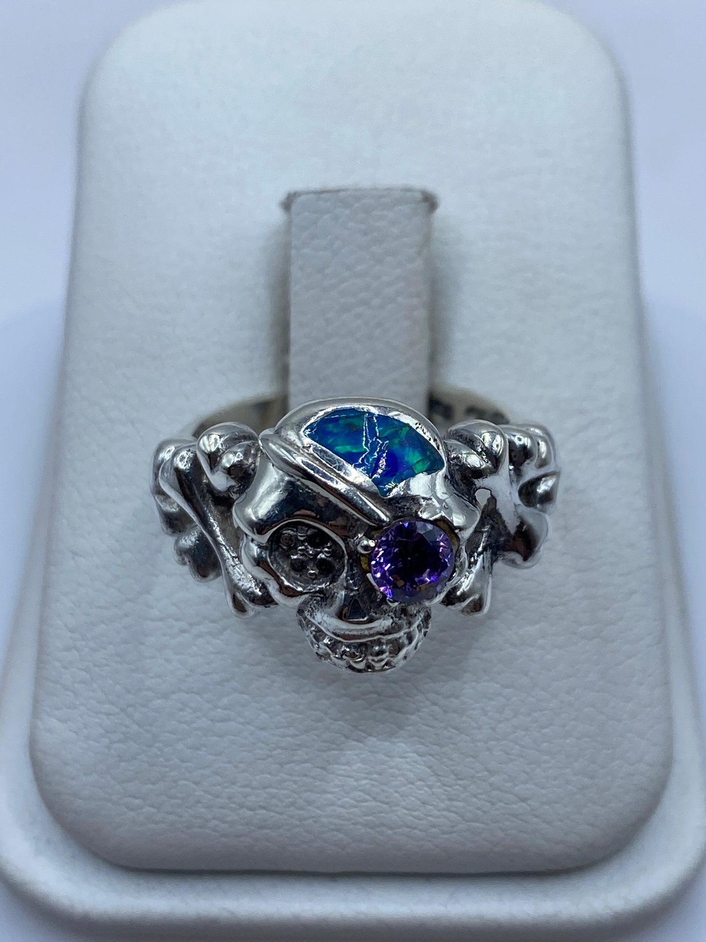 Anillo de plata con ópalo de fuego azul y diseño escultural en estuche blanco