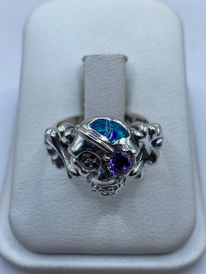 Anillo de plata con ópalo de fuego azul y diseño escultural en estuche blanco