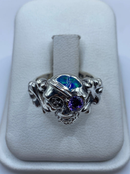 Anillo de plata con ópalo de fuego azul y diseño escultural en estuche blanco