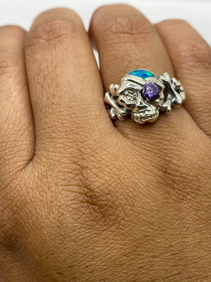 Anillo de plata solitario con ópalo azul en la mano de un hombre, mostrando brillo mineral