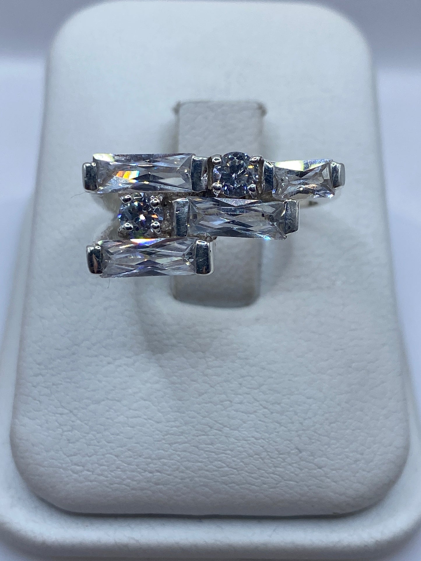 Anillo de plata solitario asimétrico con circonia blanca en dedo de mujer