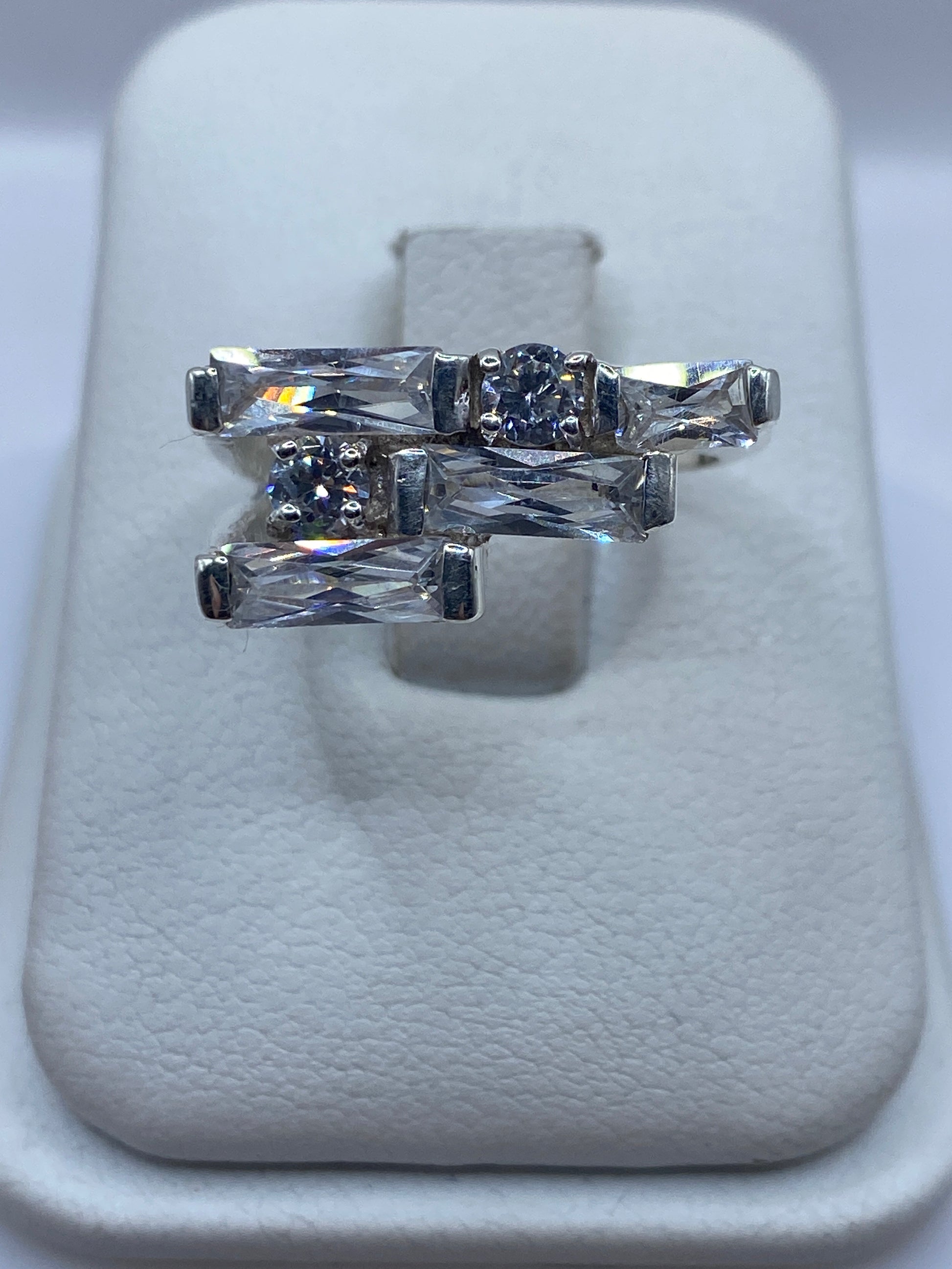Anillo de plata solitario asimétrico con circonia blanca en dedo de mujer
