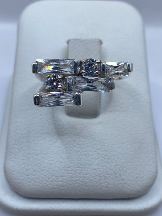 Anillo de plata solitario asimétrico con circonia blanca en dedo de mujer