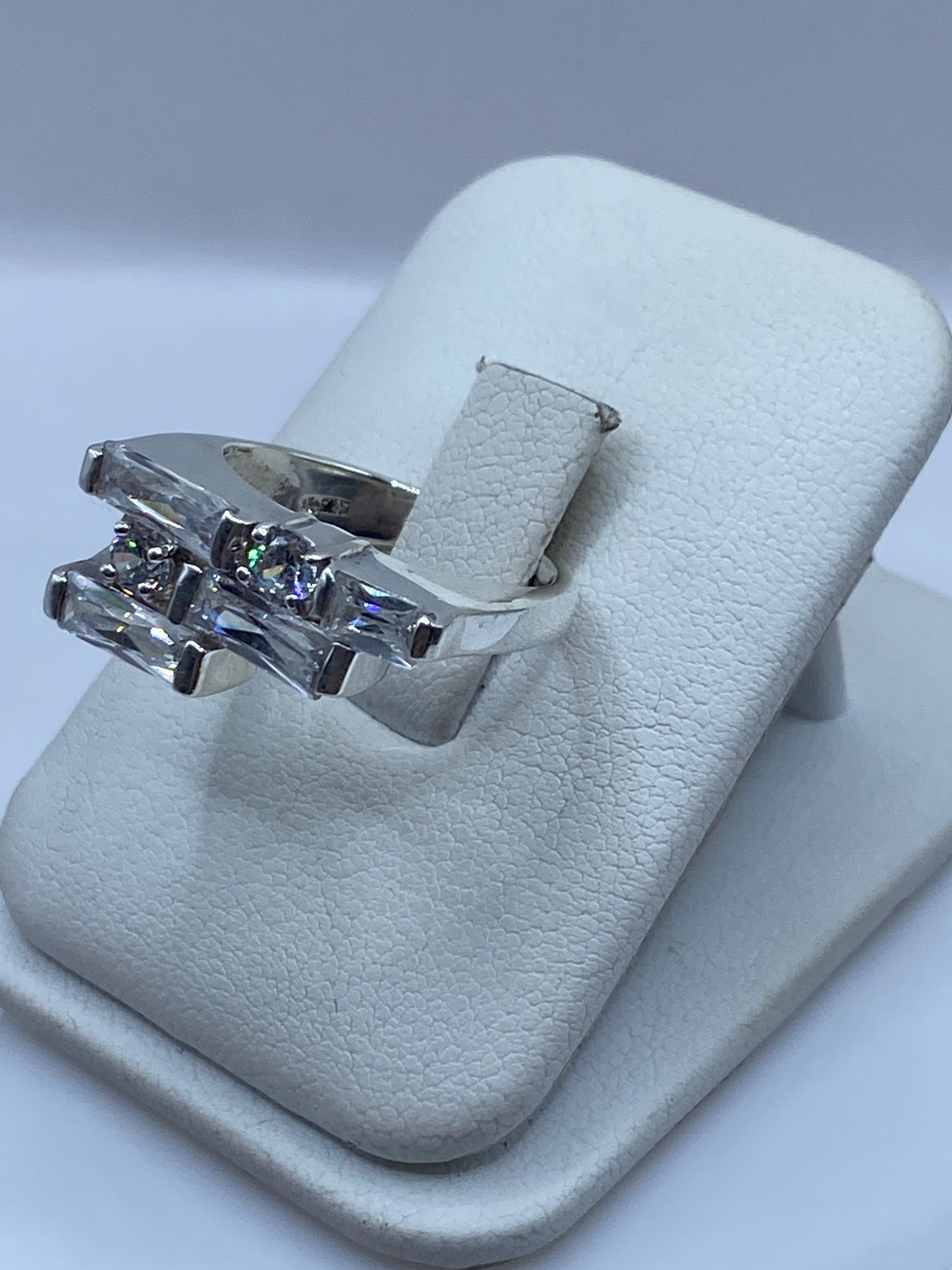 Vista detalle frontal del anillo mostrando la circonia blanca brillante cortada a precisión