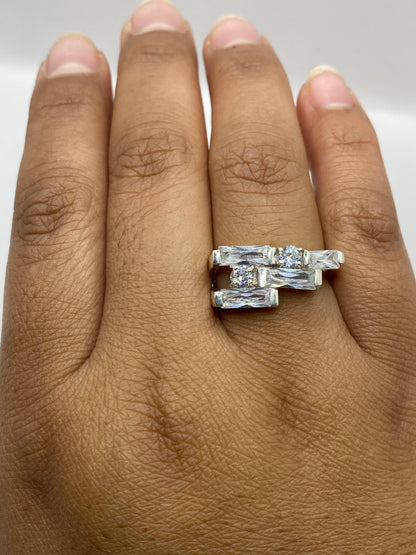 Anillo solitario sobre fondo gris mostrando el sello 925 hallmark