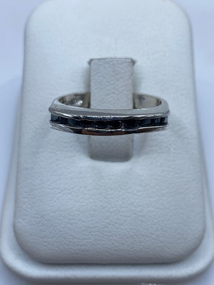 Anillo de plata con circonia negra brillante en estuche blanco