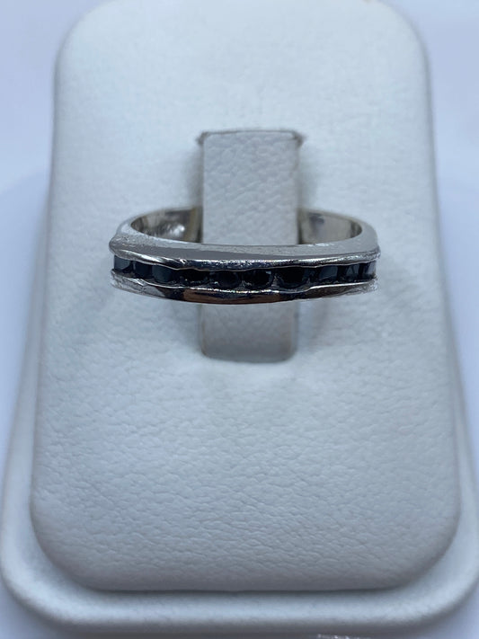 Anillo de plata con circonia negra brillante en estuche blanco