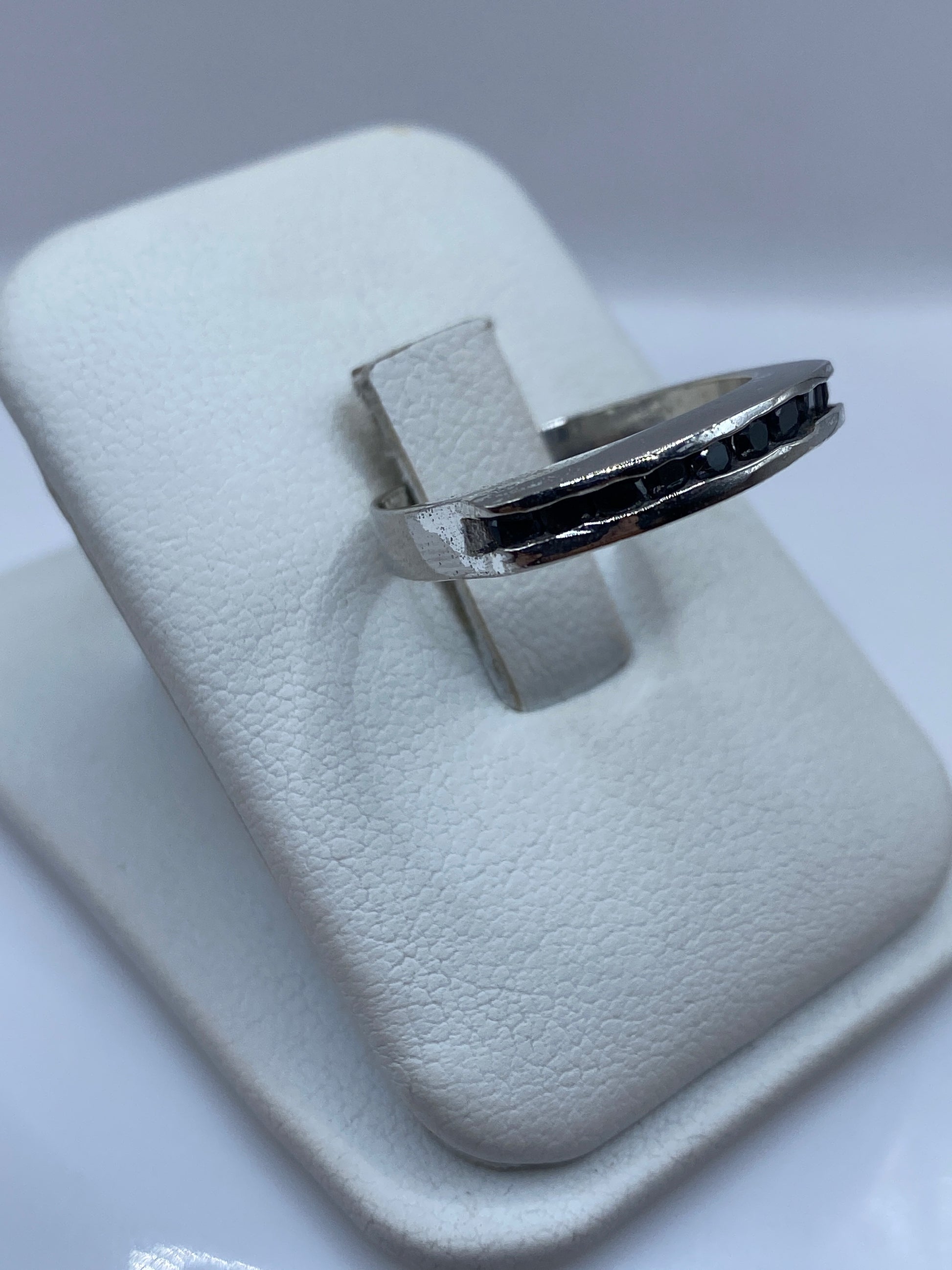 Vista lateral del anillo solitario minimalista en plata .925