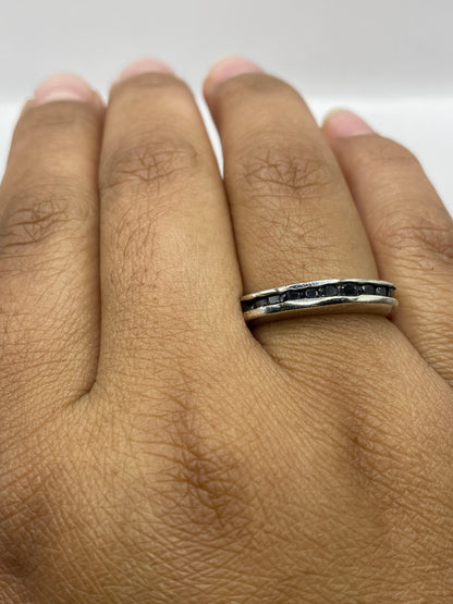 Anillo en la mano mostrando el contraste entre plata y piedra negra