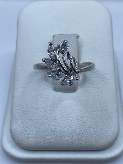 Anillo de plata solitario con circonia blanca brillante en estuche blanco