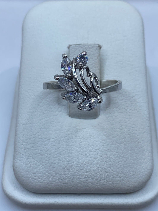 Anillo de plata solitario con circonia blanca brillante en estuche blanco