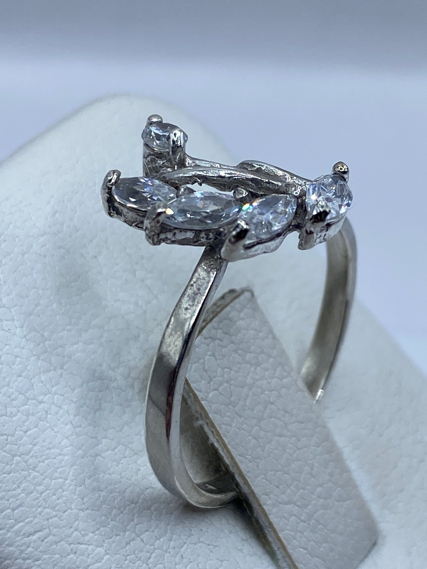Detalle frontal de la circonia blanca con máximo brillo en plata de Taxco