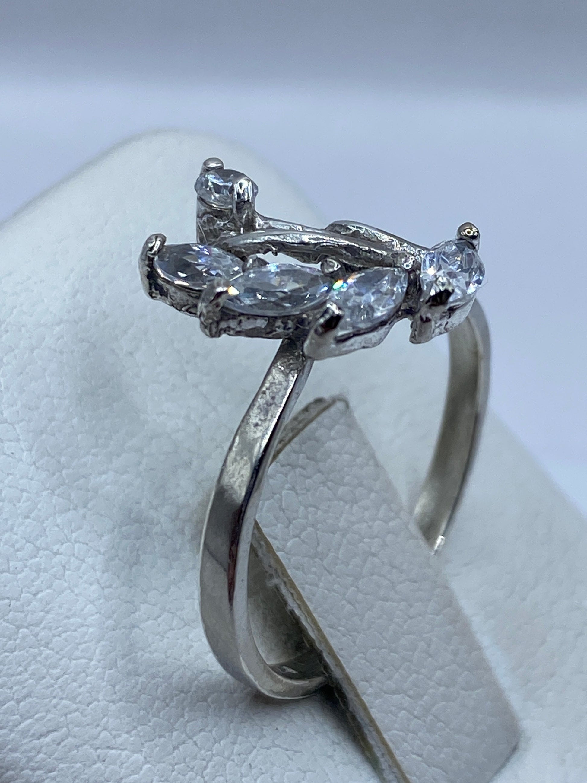 Detalle frontal de la circonia blanca con máximo brillo en plata de Taxco