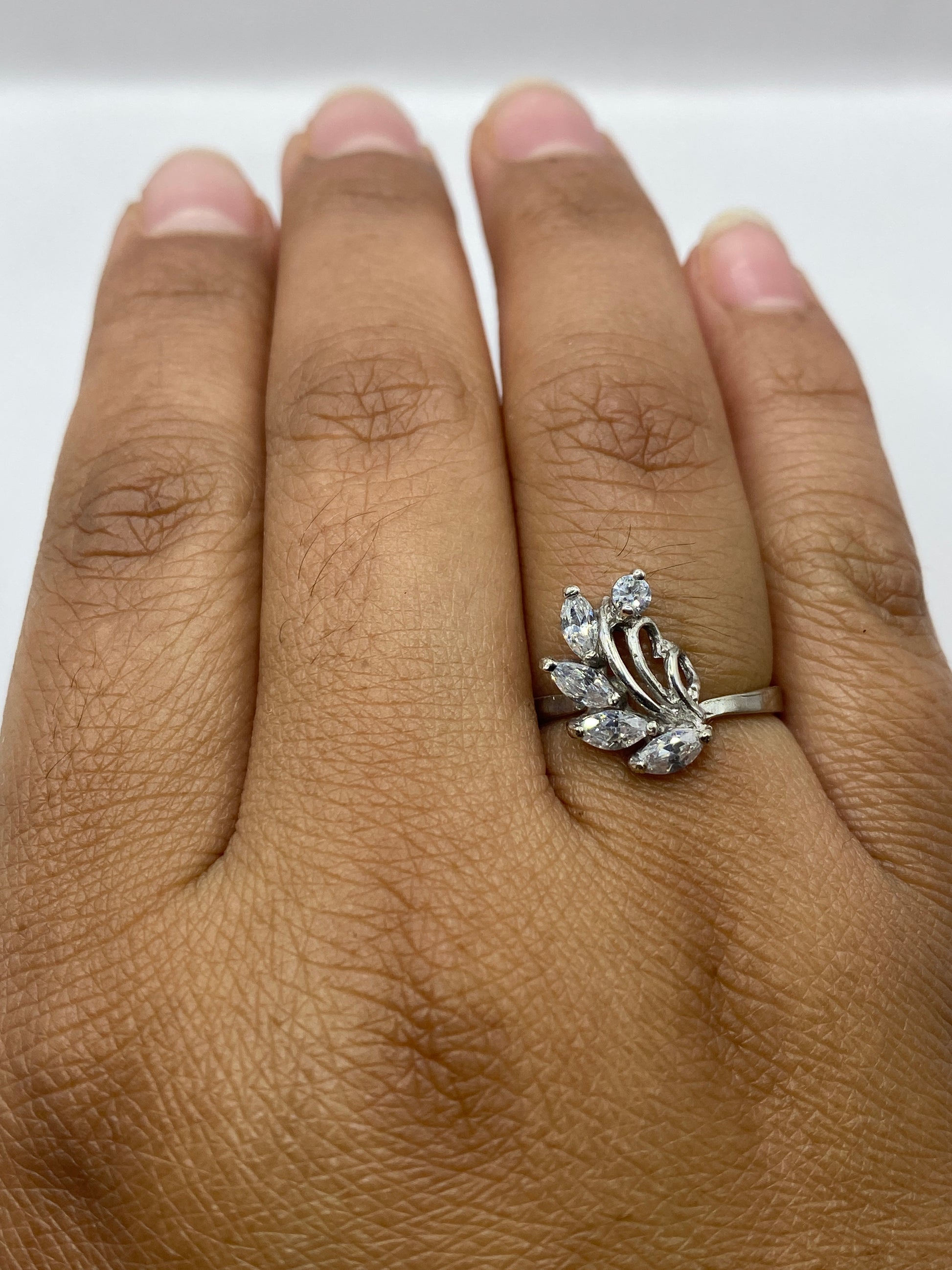 Anillo solitario en mano de mujer mostrando brillo y elegancia del diseño