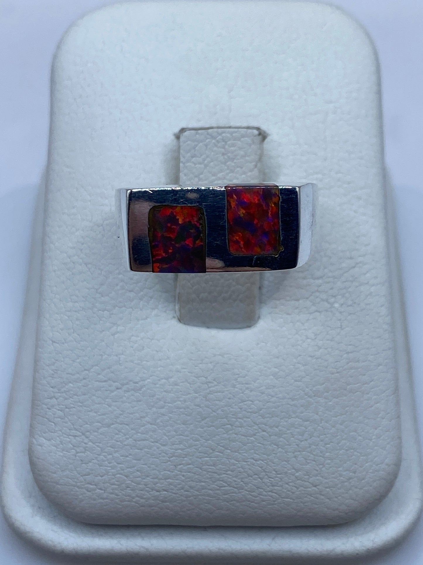 Anillo de plata .950 con dos ópalos de fuego multicolor en diseño geométrico, talla 5