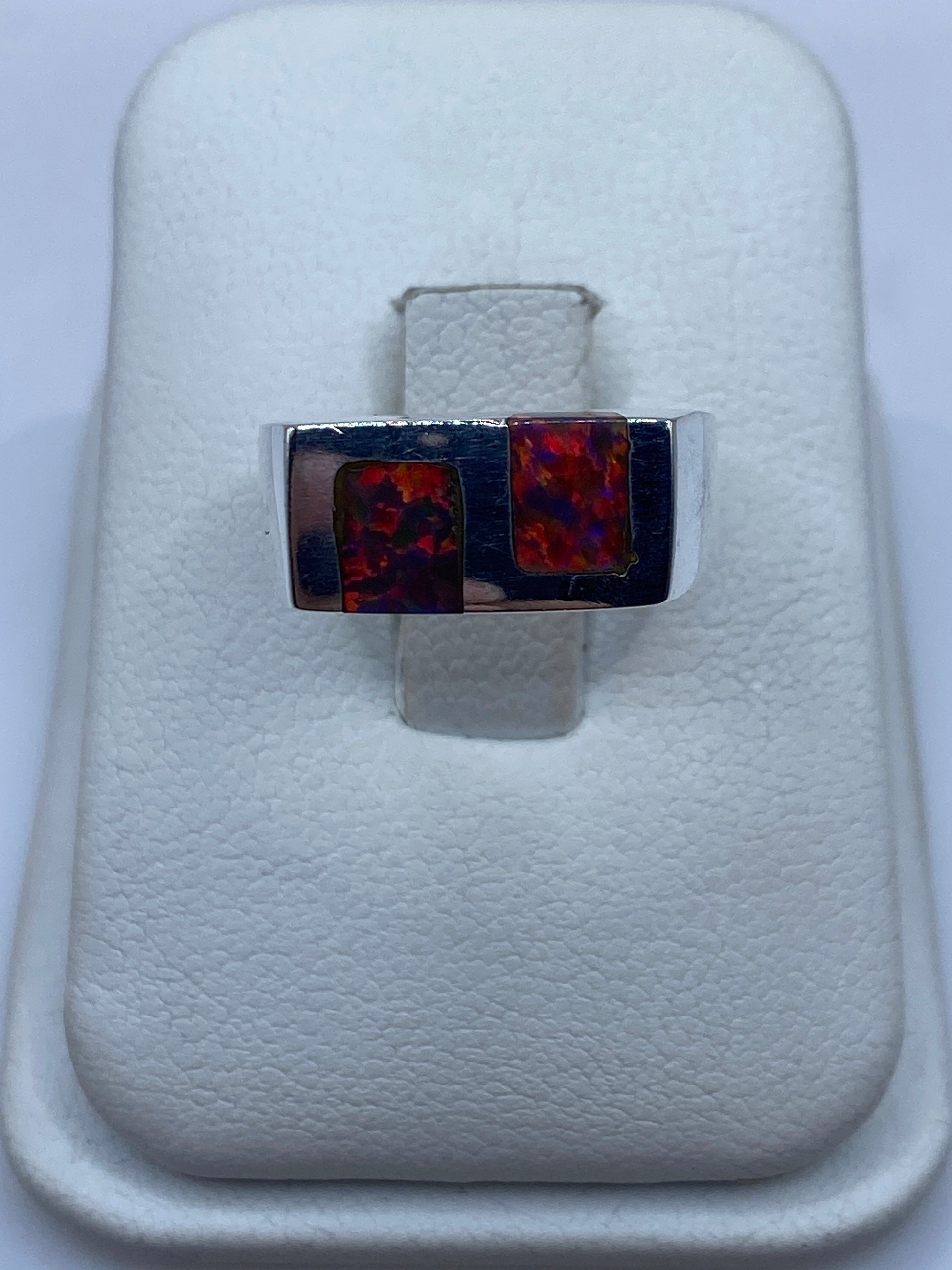 Anillo de plata .950 con dos ópalos de fuego multicolor en diseño geométrico, talla 5