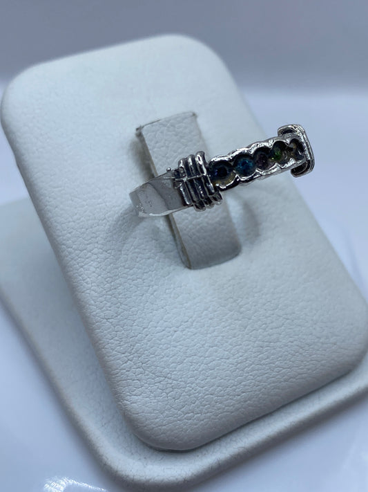 Vista lateral del anillo minimalista en plata .925 mostrando el texturado de la banda