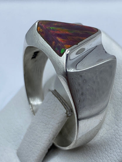 Detalle lateral del ópalo de fuego en engaste de plata con líneas afiladas