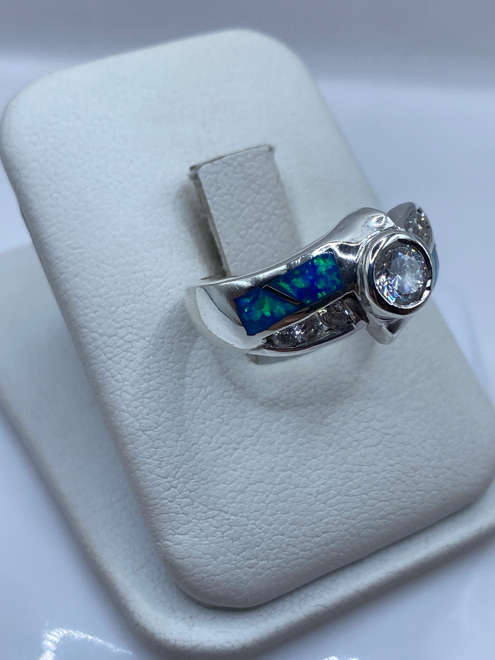 Detalle del ópalo de fuego azul con juego de color natural en anillo de plata