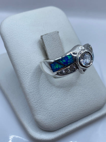 Detalle del ópalo de fuego azul con juego de color natural en anillo de plata