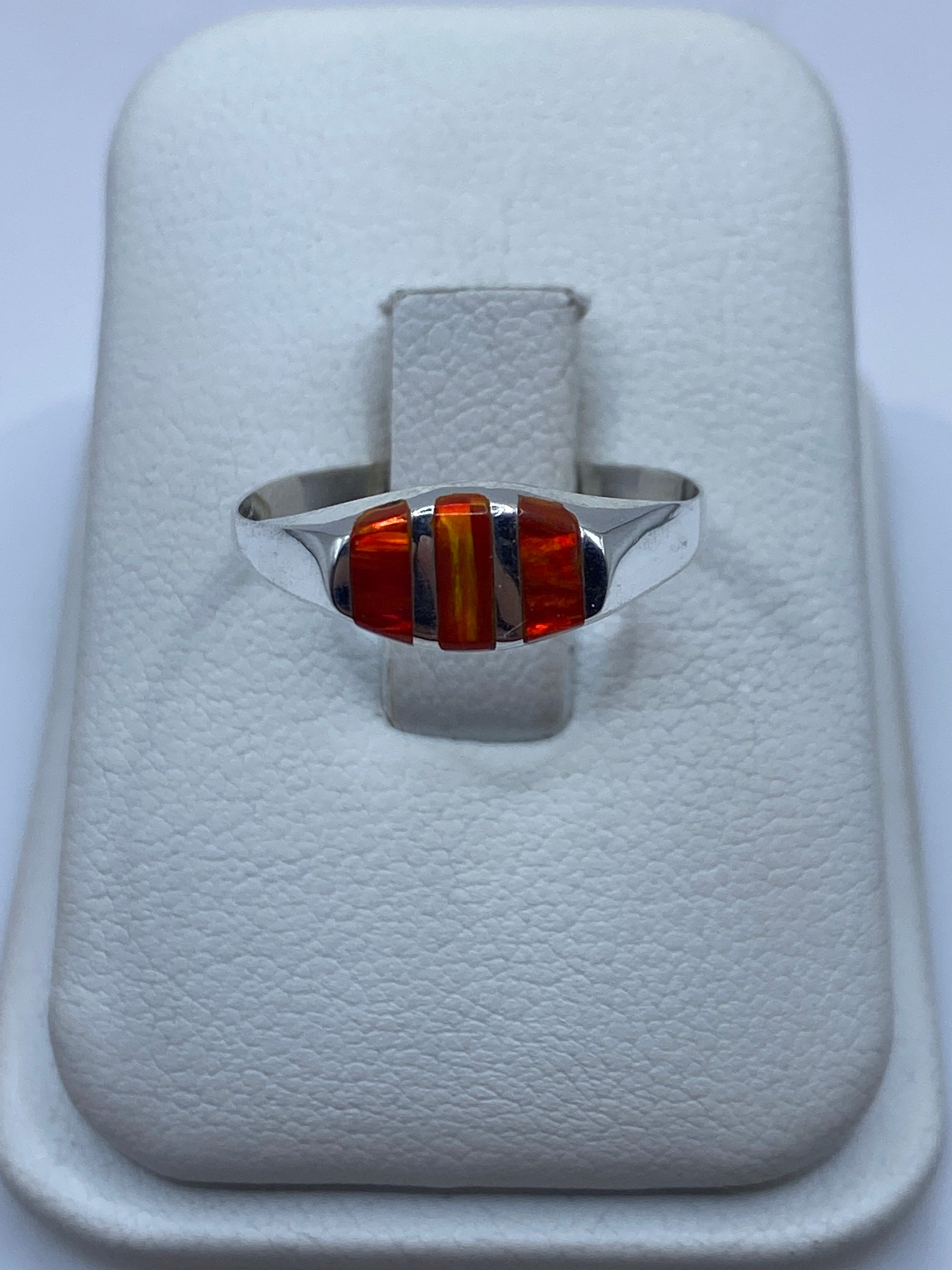 Anillo de plata minimalista con ópalo de fuego naranja en dedo unisex