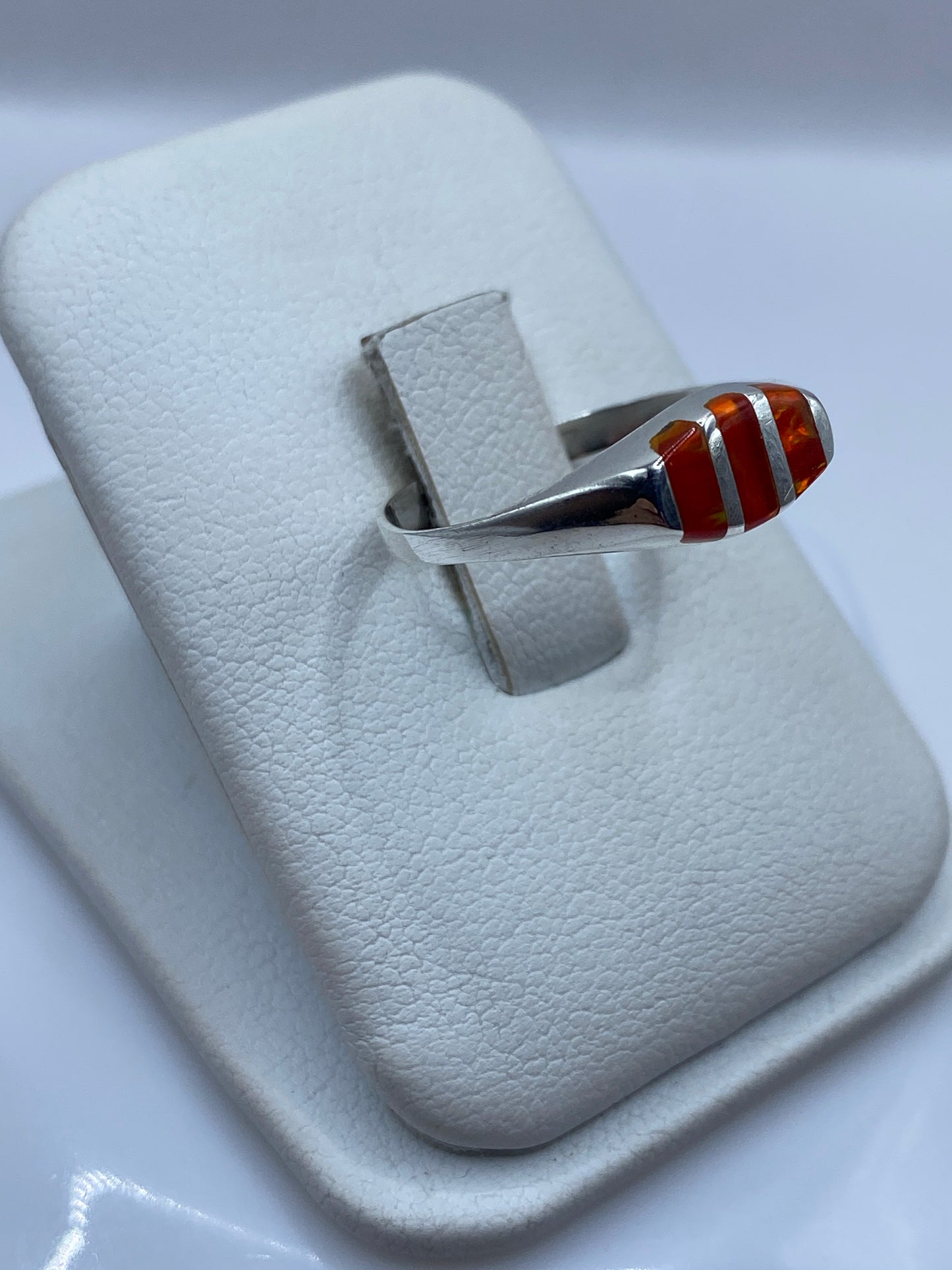 Detalle frontal del ópalo naranja con fuego natural brillando en plata .925