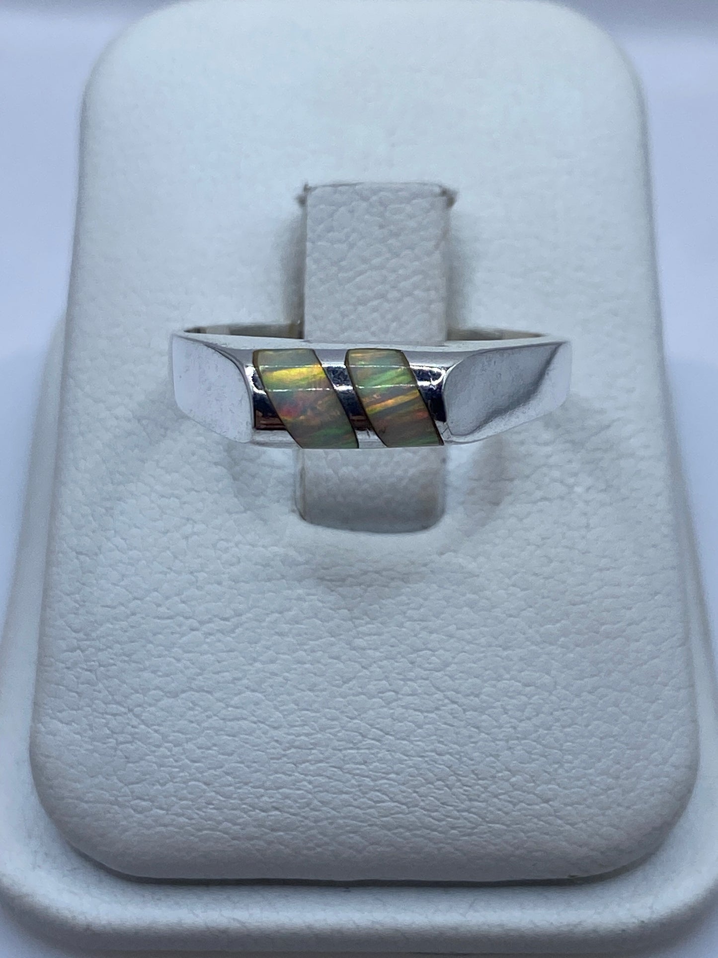 Anillo de plata con ópalo de fuego multicolor mostrando fuego verde, naranja y amarillo