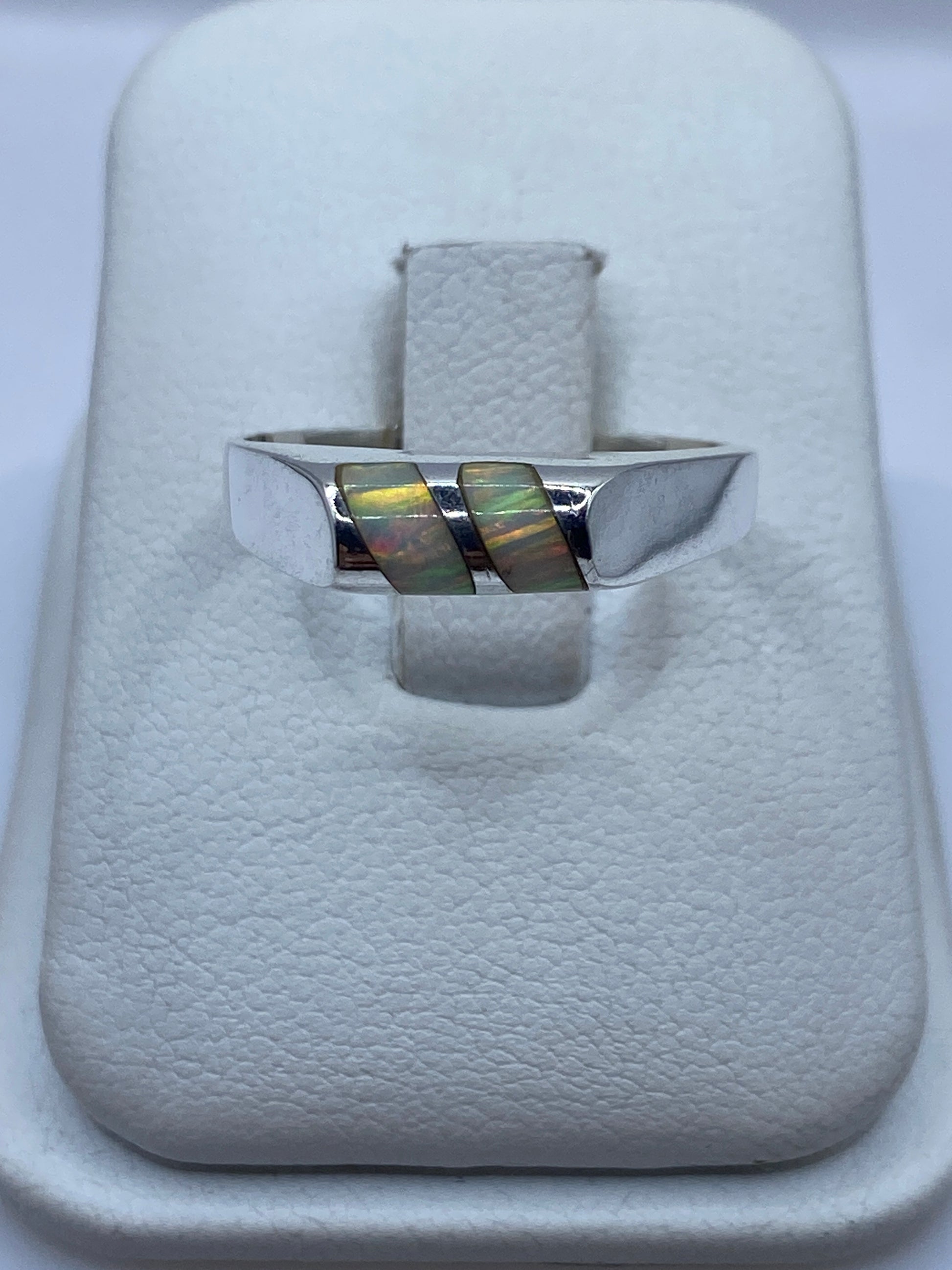 Anillo de plata con ópalo de fuego multicolor mostrando fuego verde, naranja y amarillo