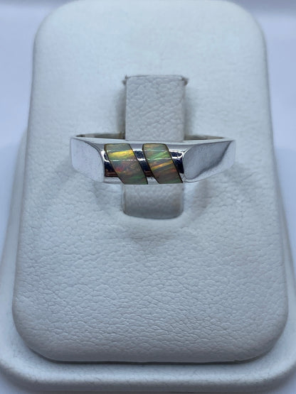 Anillo de plata con ópalo de fuego multicolor mostrando fuego verde, naranja y amarillo