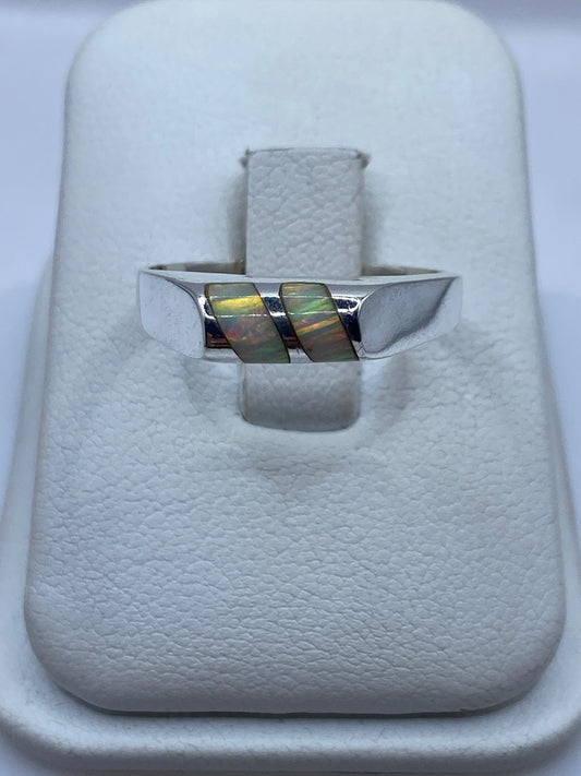 Anillo de plata con ópalo de fuego multicolor mostrando fuego verde, naranja y amarillo
