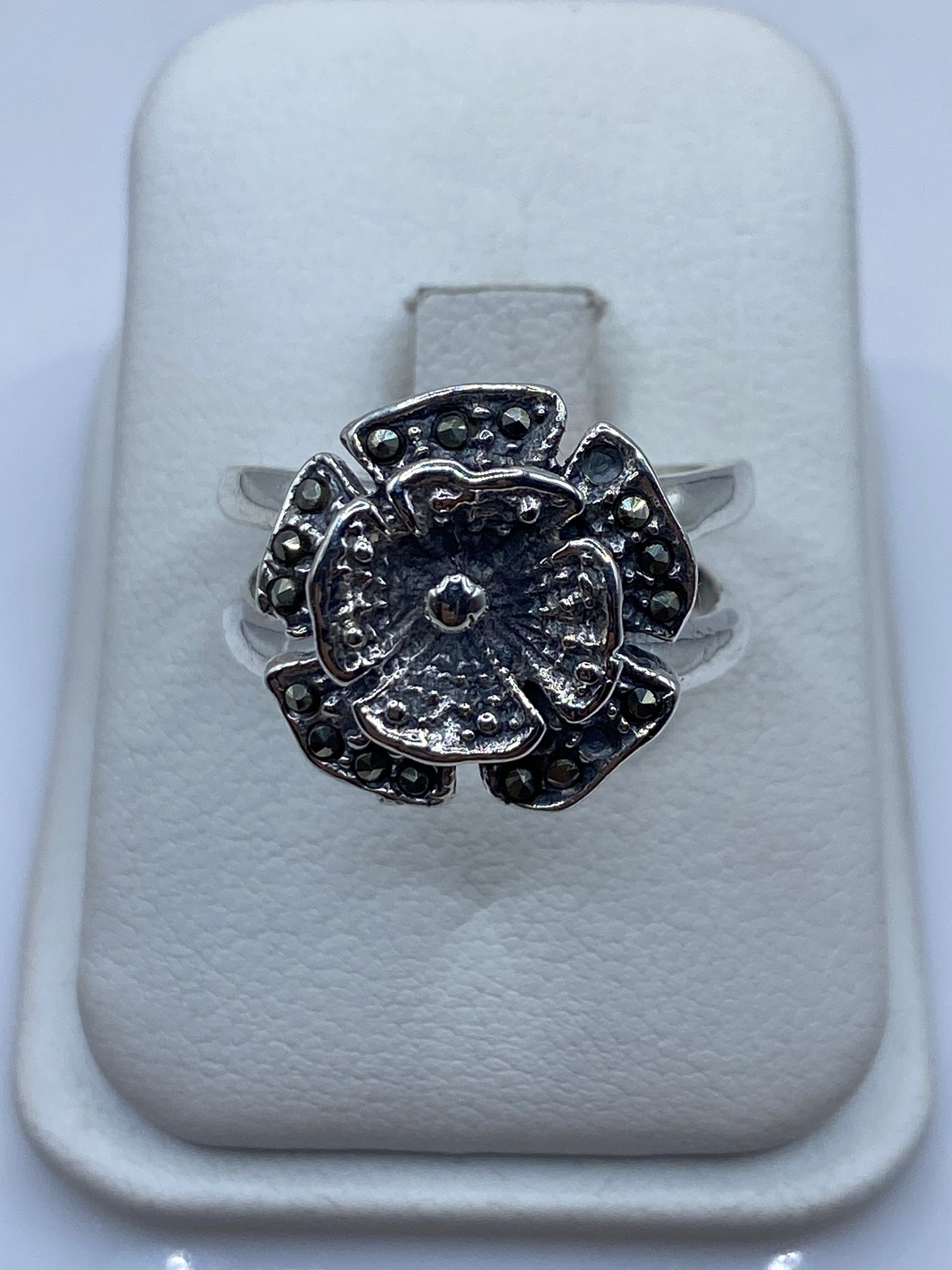 Anillo floral de plata .925 con pétalos en relieve tridimensional sobre fondo blanco