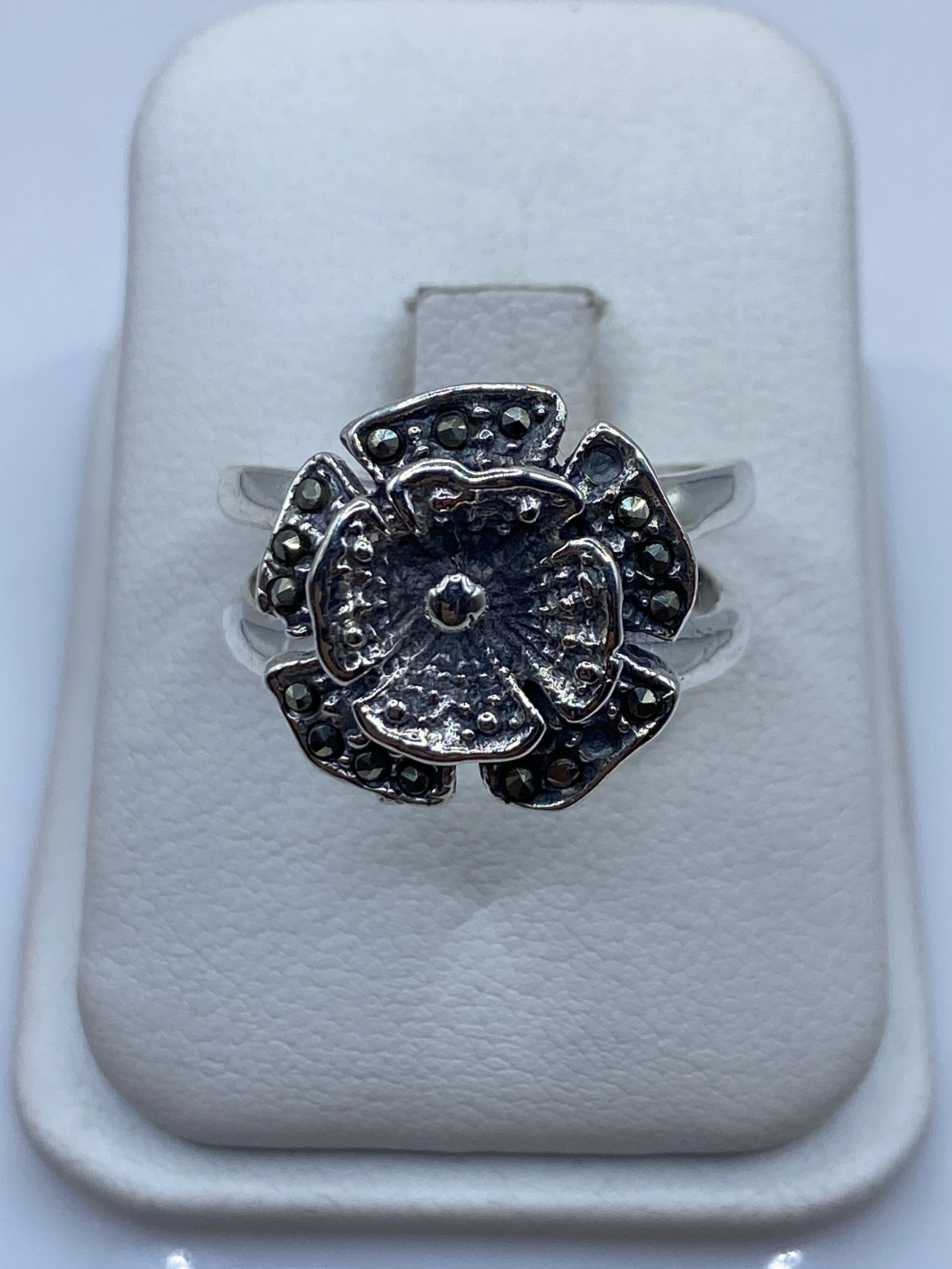 Anillo floral de plata .925 con pétalos en relieve tridimensional sobre fondo blanco