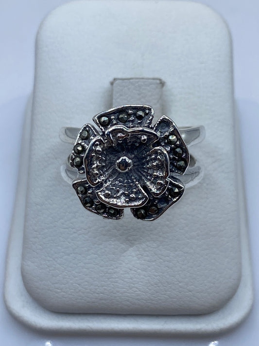 Anillo floral de plata .925 con pétalos en relieve tridimensional sobre fondo blanco