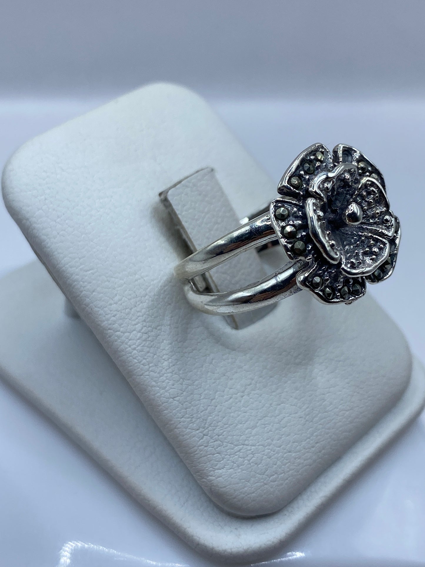 Vista lateral del anillo floral mostrando la profundidad del modelado en plata de Taxco