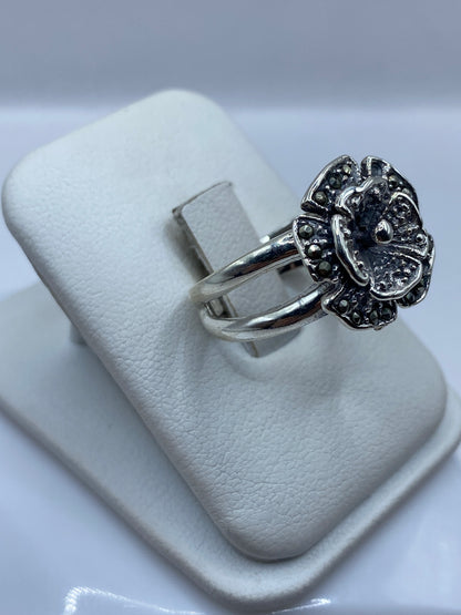 Vista lateral del anillo floral mostrando la profundidad del modelado en plata de Taxco