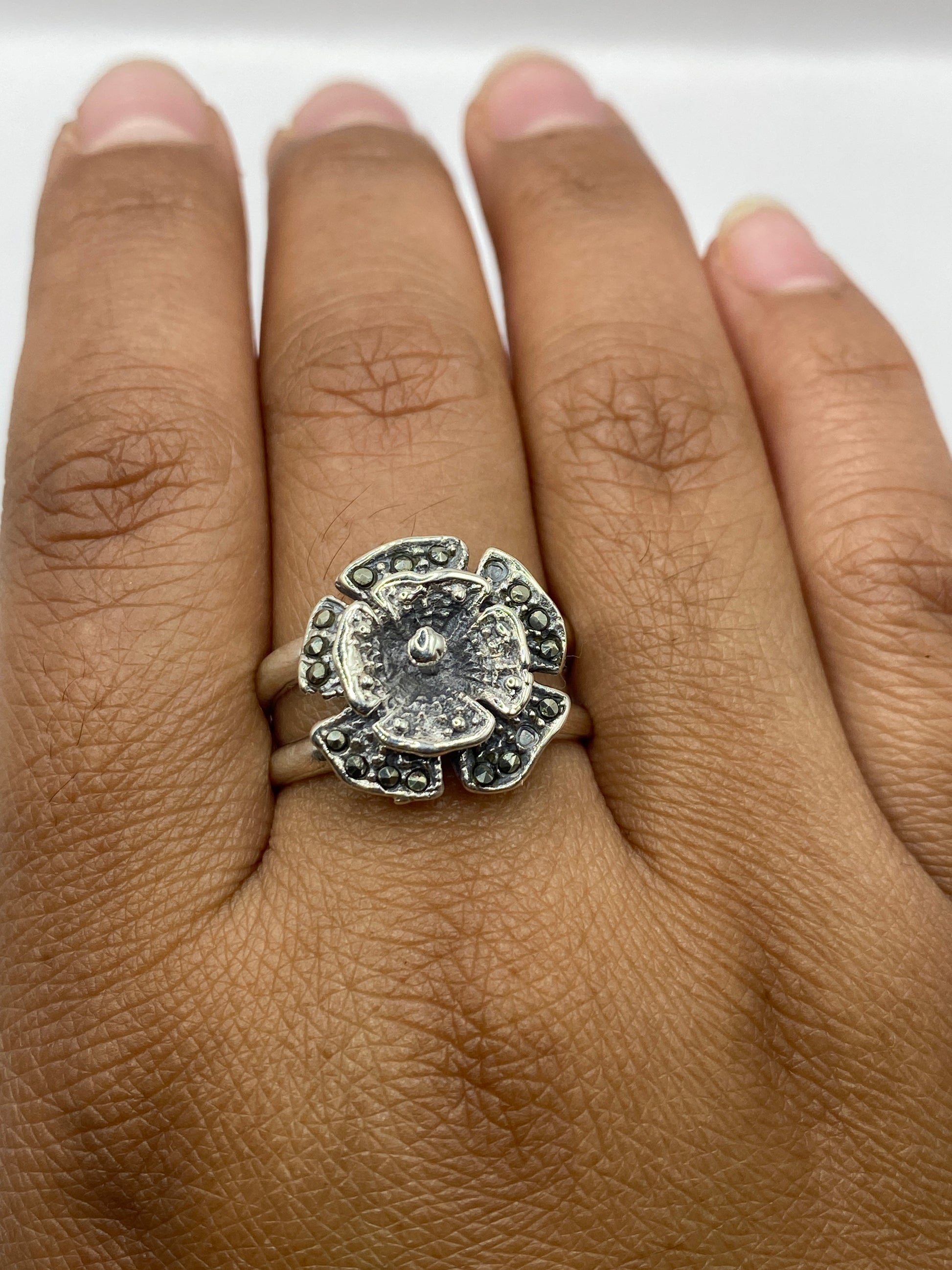 Anillo floral .925 MEXICO sobre superficie gris, mostrando el sello de autenticidad
